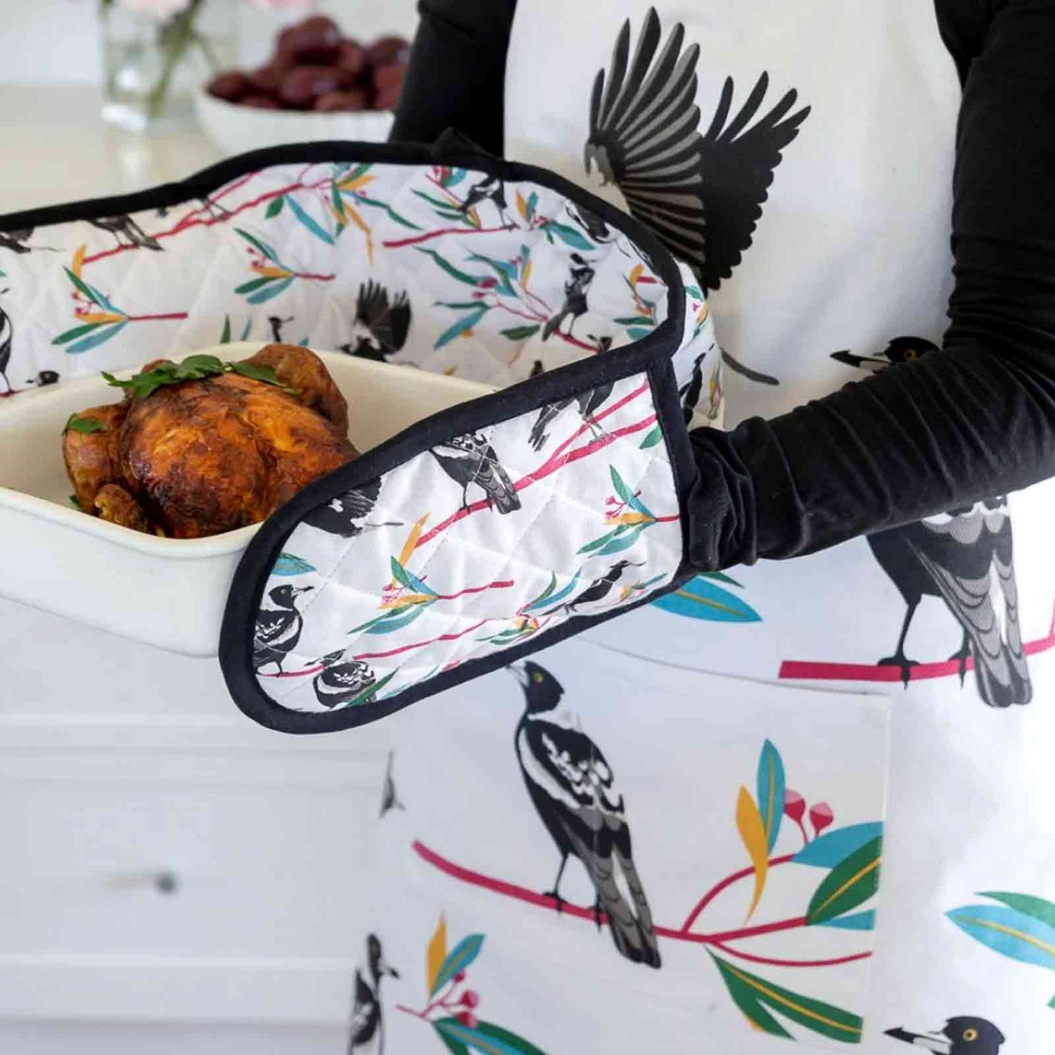 Magpies Apron & Double Oven Glove